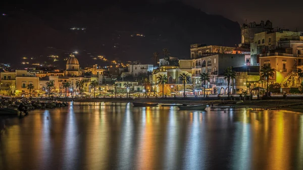 夕方には地中海の旧市街の街を眺め — ストック写真