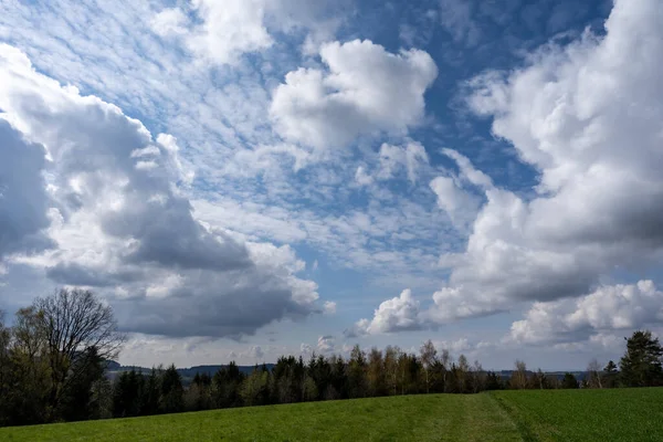 Krásná Krajina Oblačnou Oblohou — Stock fotografie