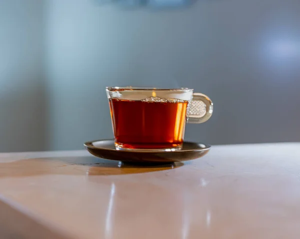 Tasse Tee Mit Zitrone Auf Einem Holztisch — Stockfoto