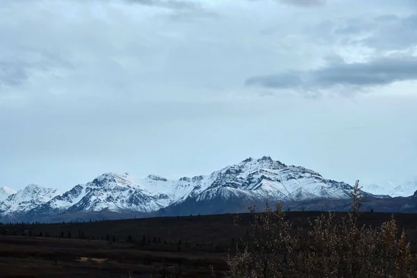 Красивый Пейзаж Горами Снегом — стоковое фото