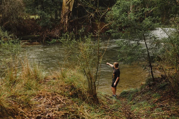 Νεαρή Γυναίκα Περπατά Στο Δάσος — Φωτογραφία Αρχείου