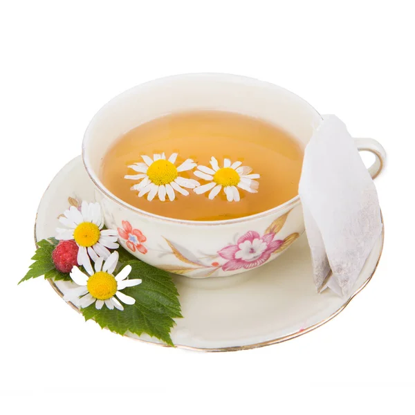 Tasse Tee Mit Kamille Isoliert Auf Weiß — Stockfoto