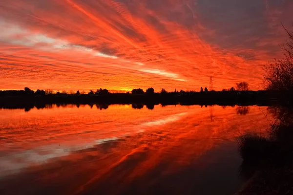 Hermoso Atardecer Sobre Lago —  Fotos de Stock