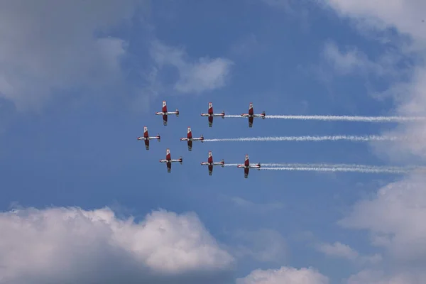 Een Groep Vliegtuigen Die Door Lucht Vliegen — Stockfoto