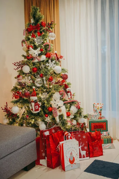 有礼物和装饰品的圣诞树 — 图库照片