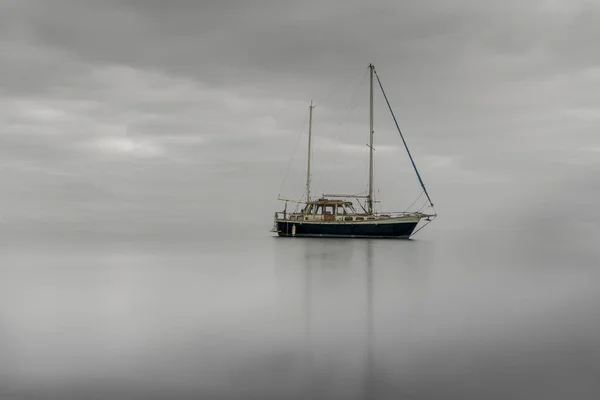 Ένα Μικρό Λευκό Πλοίο Στη Θάλασσα — Φωτογραφία Αρχείου