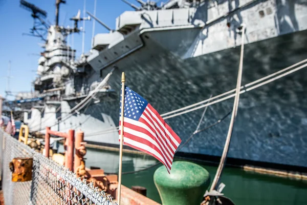 在船边悬挂的美国国旗 — 图库照片