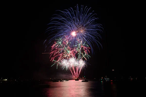 Buntes Feuerwerk Nachthimmel Auf Schwarzem Hintergrund — Stockfoto