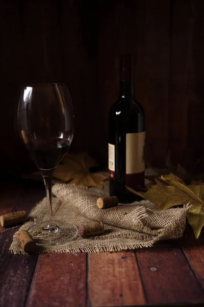 Wein Und Flasche Auf Holzgrund — Stockfoto