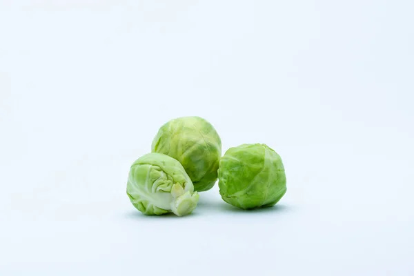 白色背景的新鲜绿色卷心菜 — 图库照片