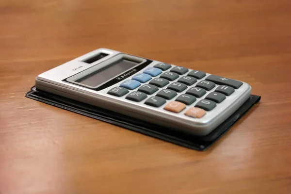 Kalkulator Zbliżeniowy Drewnianym Stole — Zdjęcie stockowe
