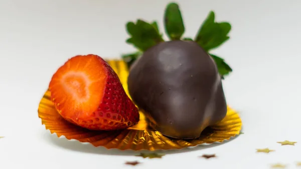 Schokoladenkuchen Mit Erdbeeren Und Minze Auf Weißem Hintergrund — Stockfoto