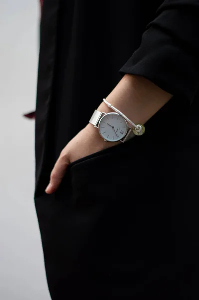 Mujer Con Elegante Reloj Pulsera Aislado Negro — Foto de Stock