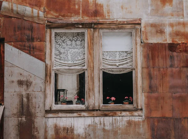 Stare Drewniane Okno Zardzewiałym Domu — Zdjęcie stockowe