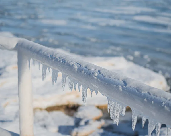 冬季冰冻湖上的冰柱 — 图库照片