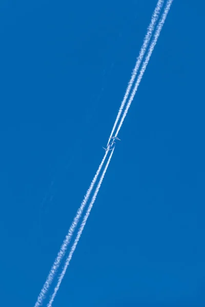 在天空中飞行的飞机 — 图库照片