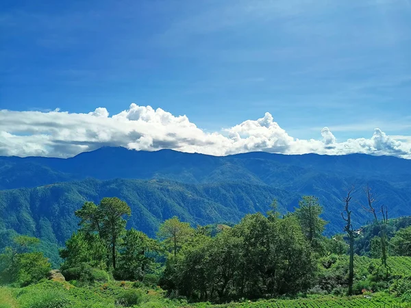 Schöne Landschaft Mit Bergen Und Blauem Himmel — Stockfoto