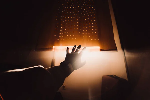 Рука Женщины Держит Светящуюся Лампочку Крыше Дома — стоковое фото