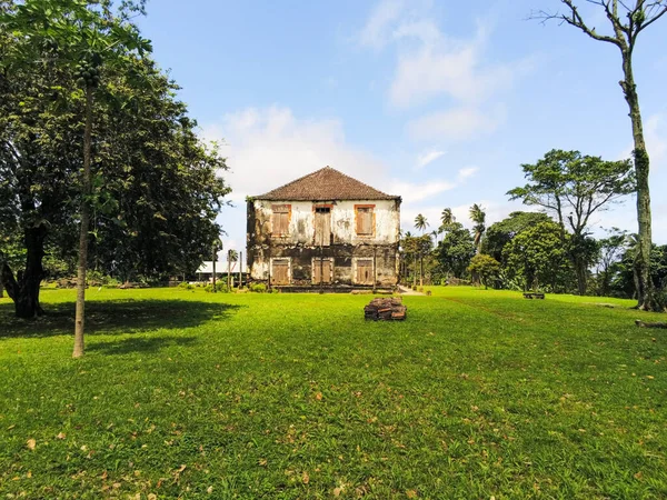 Bela Vista Jardim Verão Com Casa Velha — Fotografia de Stock