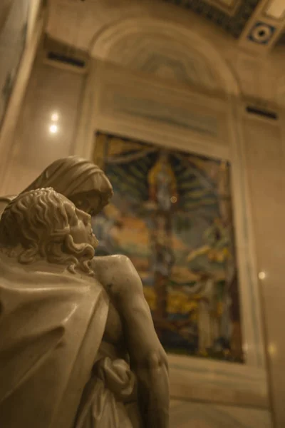 Die Statue Der Jungfrau Maria Von Der Kirche Der Dreifaltigkeitskathedrale — Stockfoto