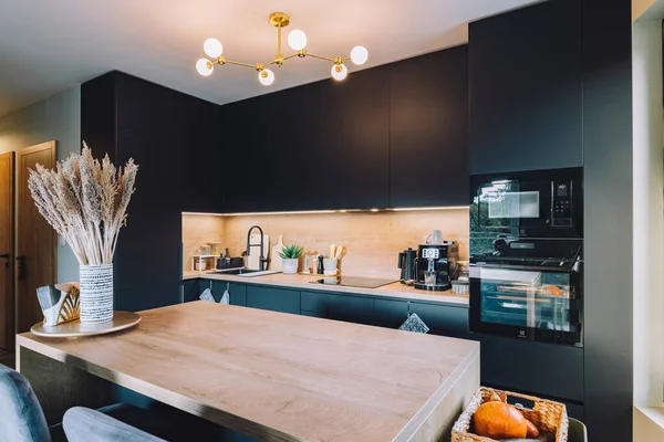 Moderne Kücheneinrichtung Mit Weißen Und Blauen Wänden Und Holztisch Darstellung — Stockfoto