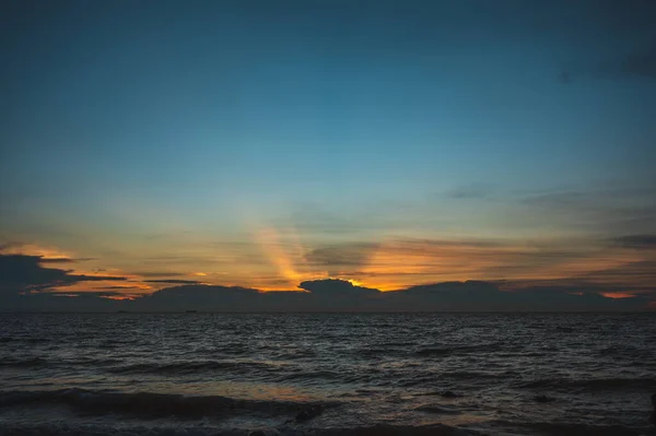 Vacker Solnedgång Över Havet — Stockfoto