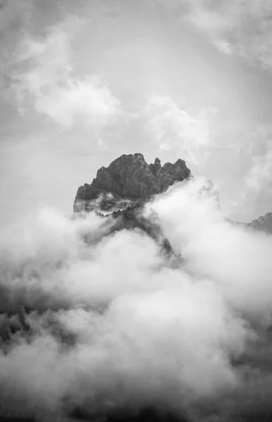 Zwart Witte Wolken Bergen — Stockfoto