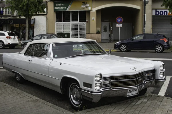 Havana Cuba Julho 2017 Carros Estacionados Rua Cidade Barcelona — Fotografia de Stock