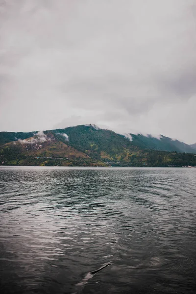 Bela Paisagem Lago Nas Montanhas — Fotografia de Stock