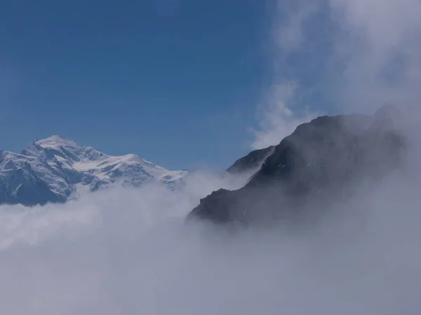 霧と雲に包まれた美しい山の風景 — ストック写真