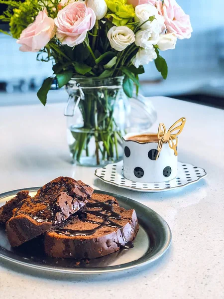 Deliziosa Torta Cioccolato Con Fiori — Foto Stock