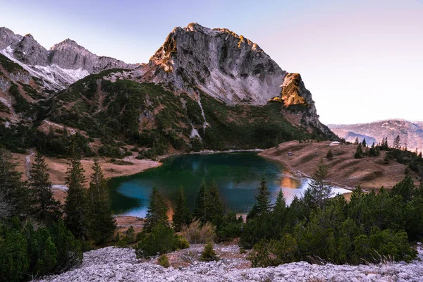 Bela Paisagem Lago Nas Montanhas — Fotografia de Stock