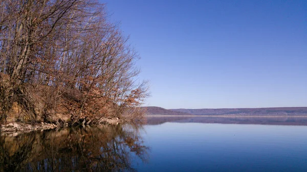 Wunderschöne Landschaft Mit See Und Bäumen — Stockfoto