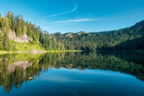 Krásná Krajina Jezerem Lesem — Stock fotografie