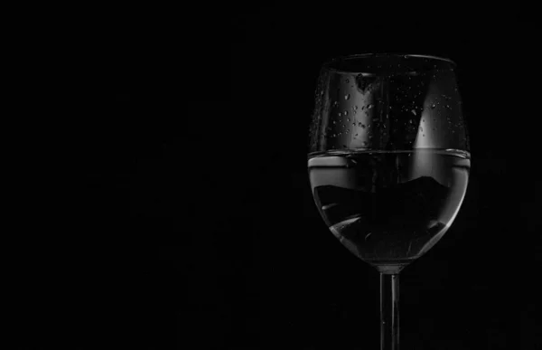 Siyah Arka Planda Yansıması Olan Şampanya Bardağı — Stok fotoğraf