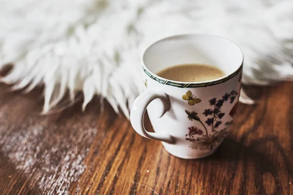 Tasse Kaffee Und Ein Weißer Becher Auf Einem Hölzernen Hintergrund — Stockfoto
