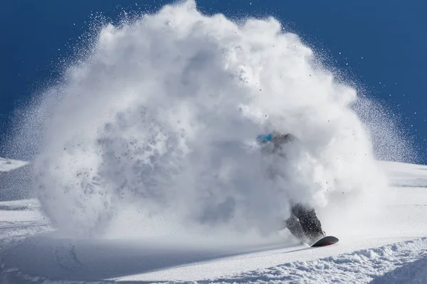 Homem Fato Azul Está Montando Snowboard Neve — Fotografia de Stock