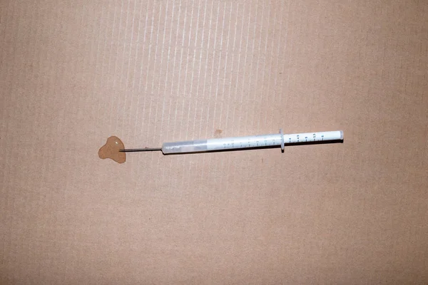 Ένα Κοντινό Πλάνο Ενός Ξύλινου Μολυβιού Ένα Στυλό Ελαφρύ Φόντο — Φωτογραφία Αρχείου