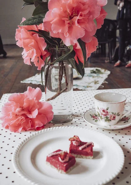 Bellissime Rose Rosa Una Tazza Sul Tavolo — Foto Stock