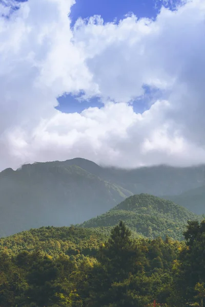 Bela Paisagem Com Montanhas Céu Azul — Fotografia de Stock