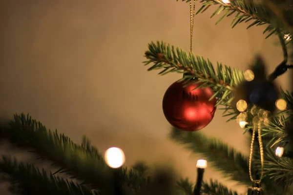 Árvore Natal Com Bolas Vermelhas Fundo Uma Grinalda — Fotografia de Stock