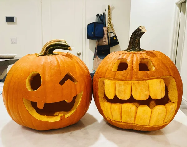 Dynia Halloween Uśmiechem Drewnianym Tle — Zdjęcie stockowe