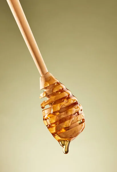 Μέλι Που Στάζει Από Ξύλινη Κουτάλα Καφέ Φόντο — Φωτογραφία Αρχείου