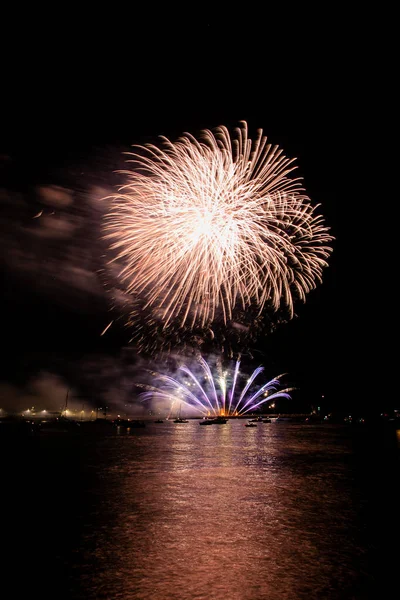 Schönes Buntes Feuerwerk Nachthimmel — Stockfoto