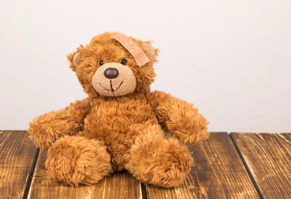 Teddybär Mit Spielzeug Auf Holzgrund — Stockfoto
