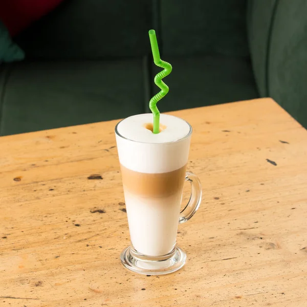 Varmt Kaffe Latte Ett Träbord — Stockfoto