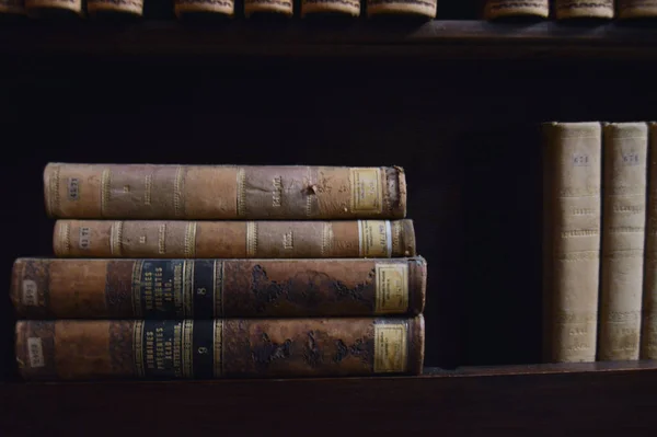 Livros Velhos Uma Mesa Madeira — Fotografia de Stock