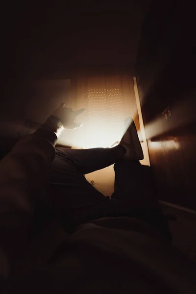 懐中電灯を持った暗闇の男 — ストック写真