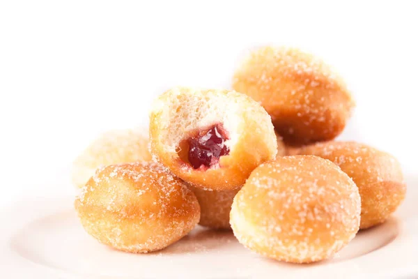 Süße Donuts Mit Marmelade Auf Weißem Hintergrund — Stockfoto