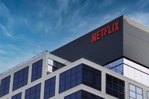 Netflix Современное Здание Голубым Небом — стоковое фото